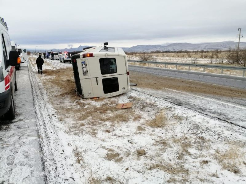 Kayseri’de işçi servisi kaygan yolda devrildi: 10 yaralı
