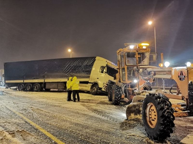 Tır, yolcu otobüsü ve otomobil kaza yaptı, yol trafiğe kapandı
