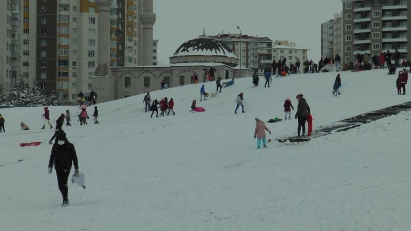 Poşetini tepsisini leğenini alan ‘Beleştepe’ye kaymaya koştu
