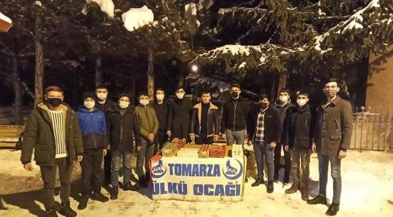 Tomarza Ülkü Ocakları cemaati kandil simidi dağıttı
