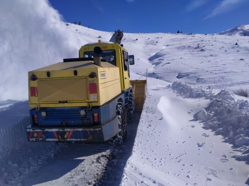 Kayseri’de kar nedeniyle kapanan yollar açıldı
