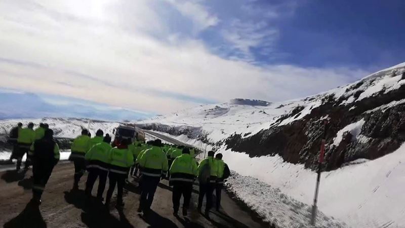 Altın madeni işçileri 15 TL’lik zamma tepki için eylem yaptı
