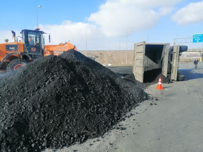 Kayseri’de kömür tozu yüklü tır devrildi, yol ulaşıma kapandı
