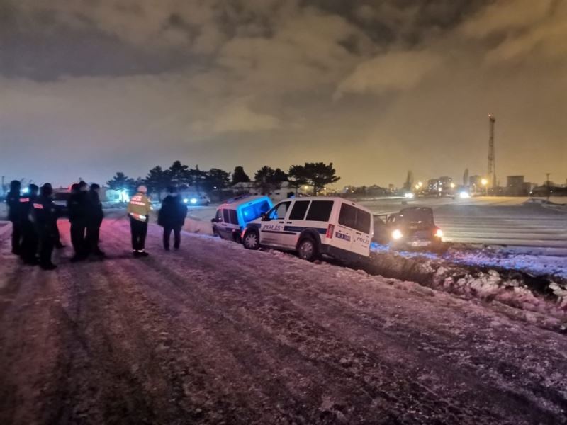 ’Dur’ ihtarına uymayan ehliyetsiz sürücü ve beraberindekiler kaza yapınca yakalandı
