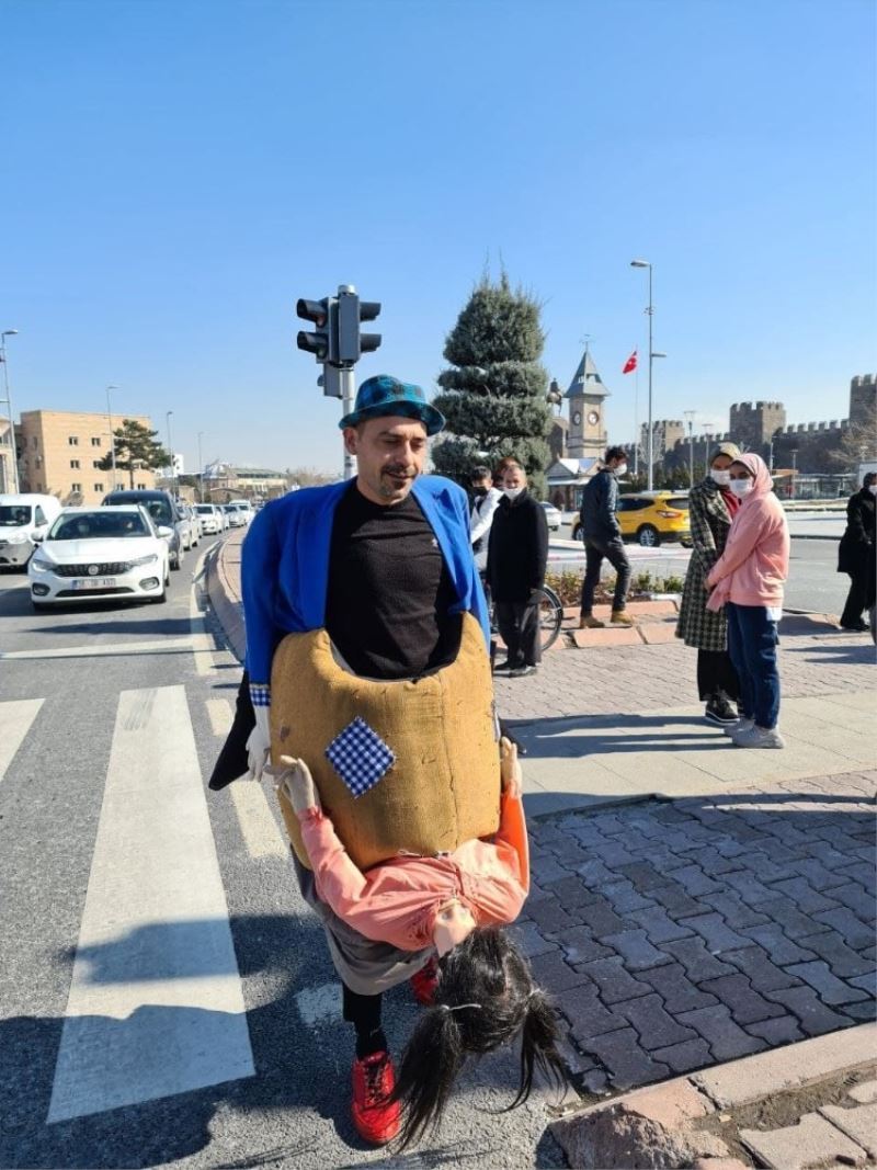 (Özel) Sanatını sokağa ve sosyal medyaya taşıdı, milyonlara ulaştı
