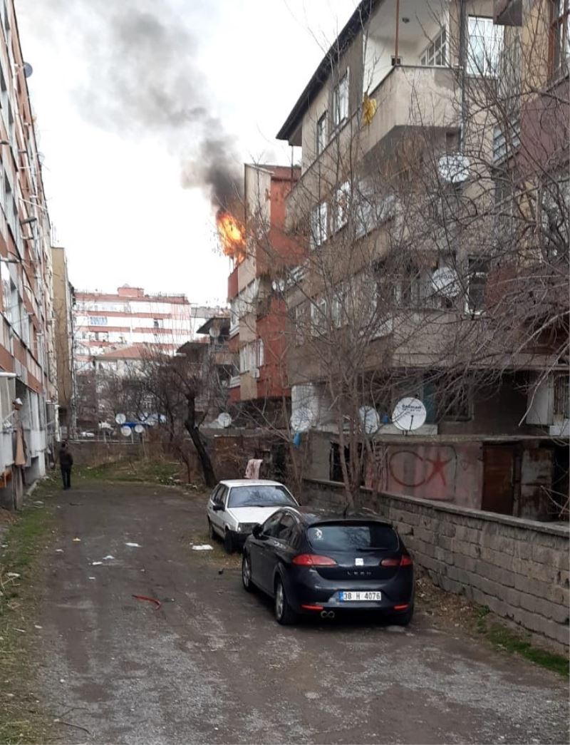 Apartman dairesinde çıkan yangın korkuttu
