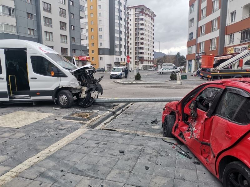 Diyaliz hastalarını taşıyan minibüs ile otomobil çarpıştı: 3 yaralı
