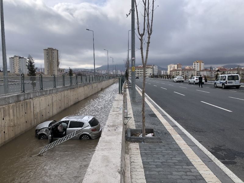 Sürücüsünün direksiyon hakimiyetini kaybettiği otomobil kanala uçtu
