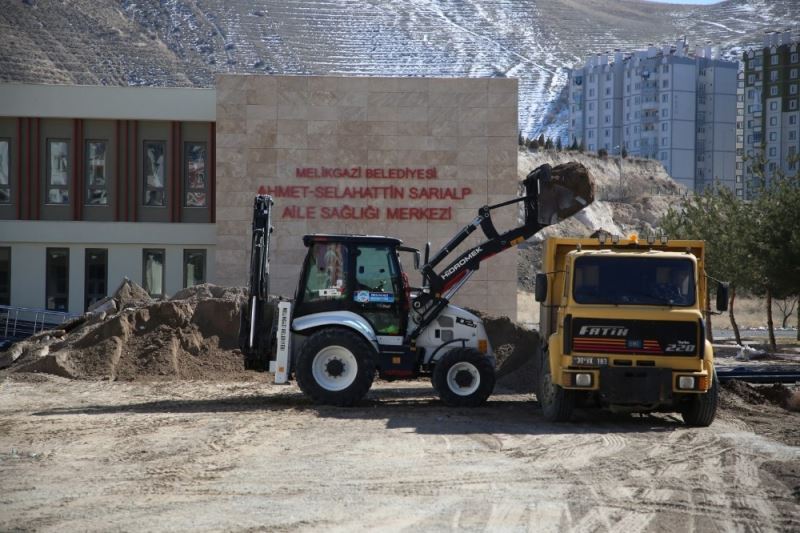 Tınaztepe Aile Sağlığı Merkezi çevre düzenlemesi başladı
