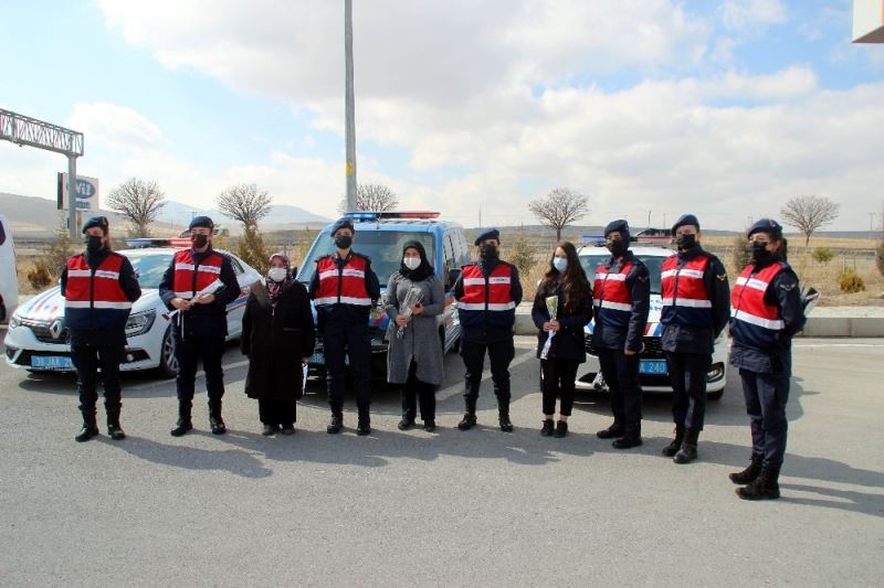 Kadın jandarmalardan yolculuk yapan kadınlara ’karanfilli’ sürpriz
