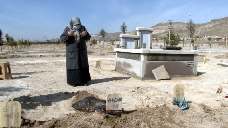 Asansör dairesinde ölü bulunan genç kadın toprağa verildi
