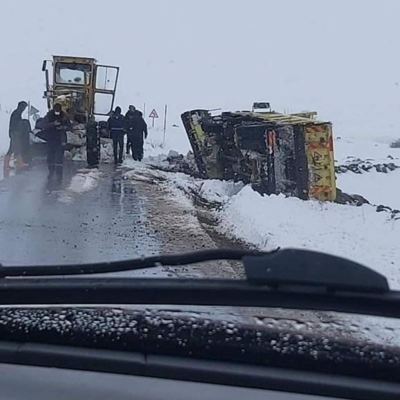 Kayseri’de kar küreme çalışması yapan iş makinesi devrildi
