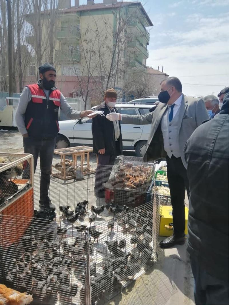 Tomarza’da pazar esnafına maske dağıtıldı
