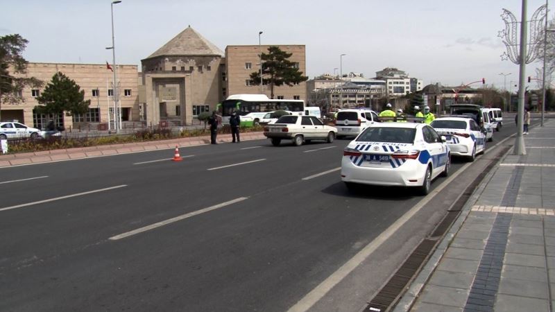 Kayseri’de cadde ve sokaklar boş kaldı, araç ve vatandaşlar denetlendi
