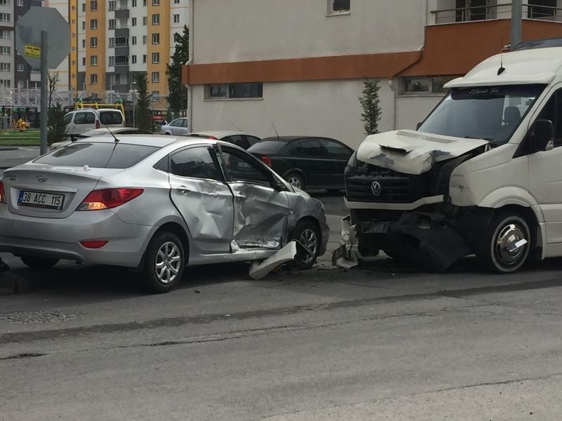 4 kişinin yaralandığı kaza güvenlik kamerasına yansıdı
