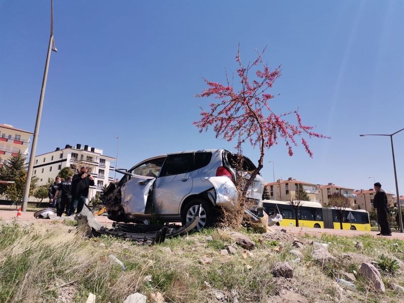 Direksiyon hakimiyeti kaybolan araç kaldırıma çıktı: 2 yaralı
