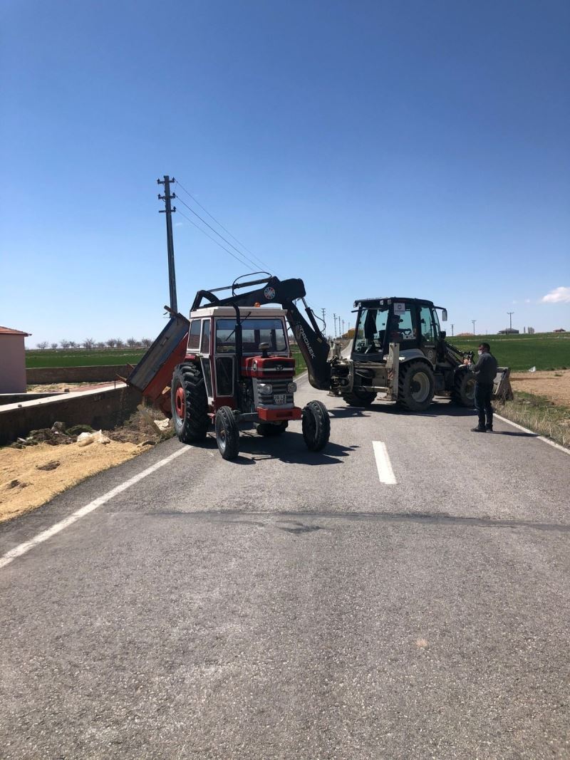 Çiftçinin traktörü devrildi, imdada Kocasinan Belediyesi yetişti
