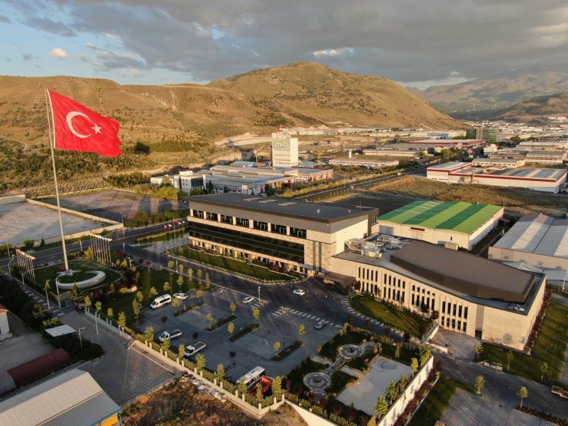 Türkiye’nin en büyük bayrak direklerinden biri Kayseri OSB’ye dikildi
