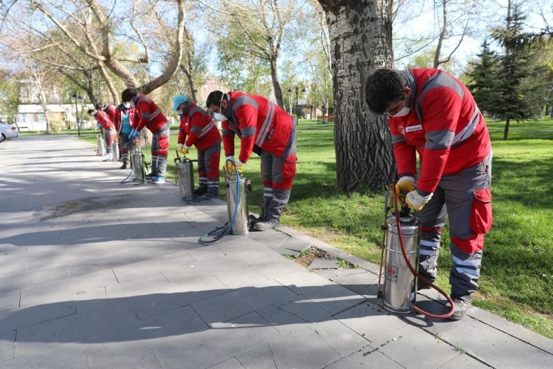 Kocasinan Belediyesi sokağa çıkma kısıtlamasında parkları ilaçladı
