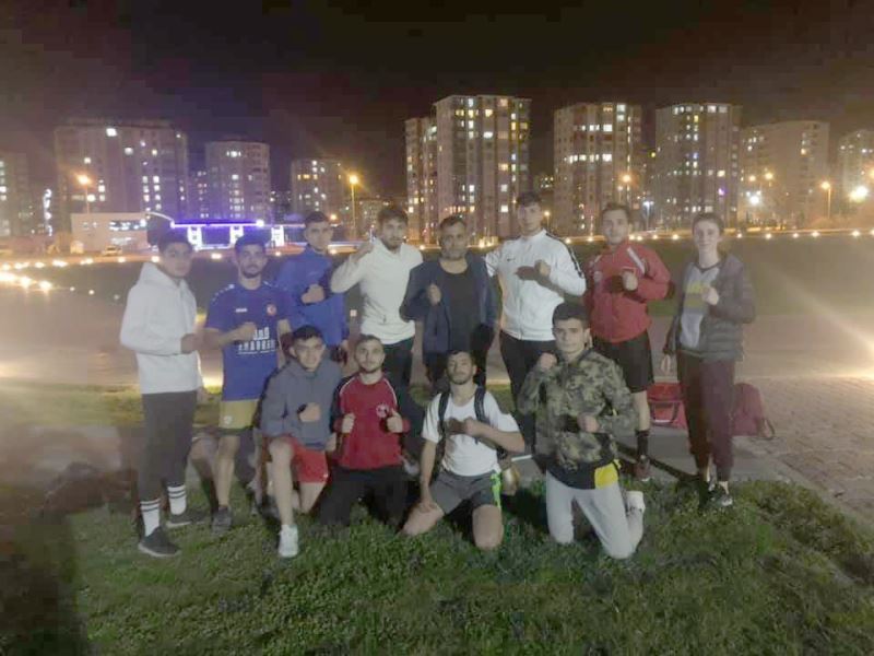 Kickboks’ta milli sporcular iftar sonrası paraşüt alanında antrenman yaptı
