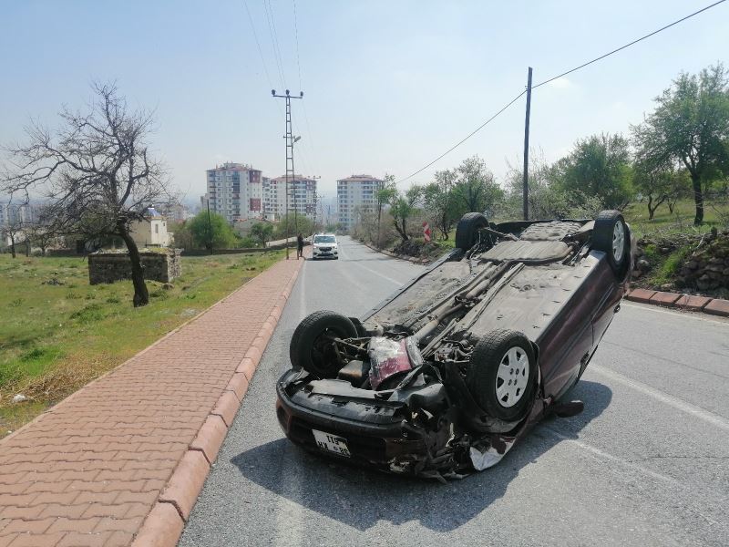 Takla atan otomobilden burnu bile kanamadan kurtuldu
