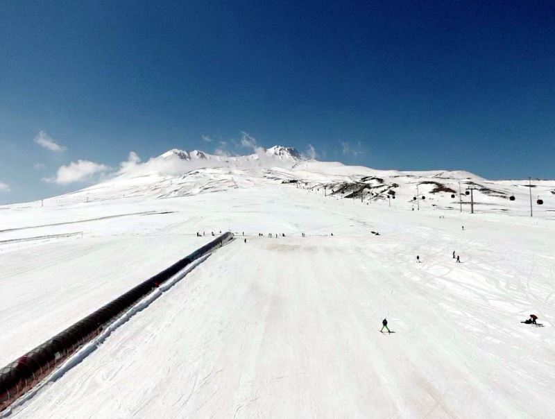 Turistler Erciyes’te boş pistlerin keyfini çıkardı
