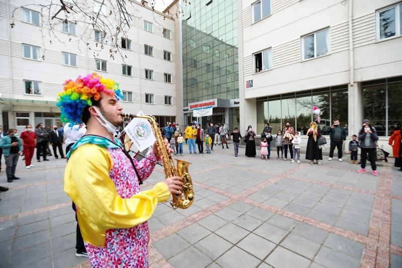 Talas maskot bando çocuklara moral oldu
