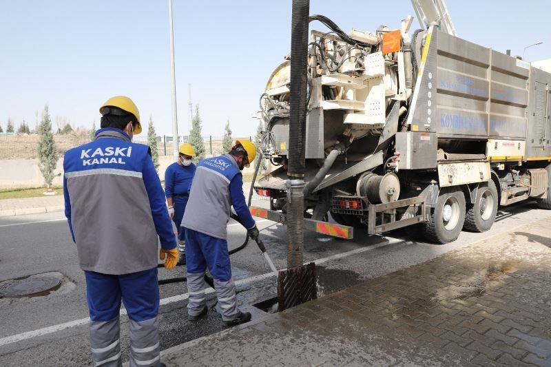 KASKİ ızgaraları temizliyor
