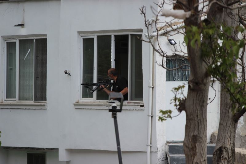 Silahlı şahıs polis ekiplerini uzun süre uğraştırdı
