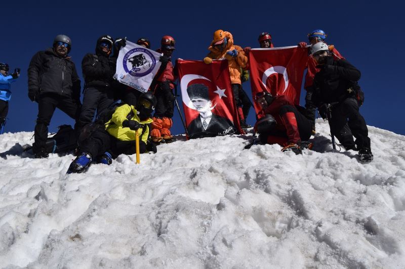 (Özel haber) Dağcılardan Erciyes’e ’19 Mayıs’ tırmanışı
