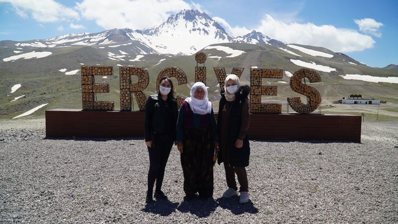 75 yıllık ömründe uzaktan gördüğü Erciyes’e ilk defa çıktı
