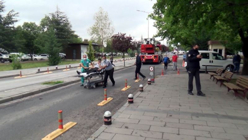 Hastane tadilatında çıkan yangın ekipleri harekete geçirdi
