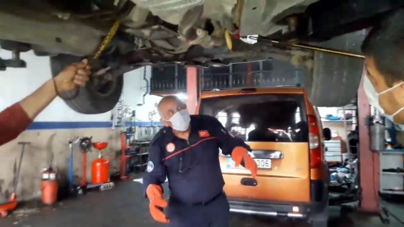 Kayseri’de otomobile giren 1 metrelik yılan itfaiye ekipleri tarafından çıkarıldı
