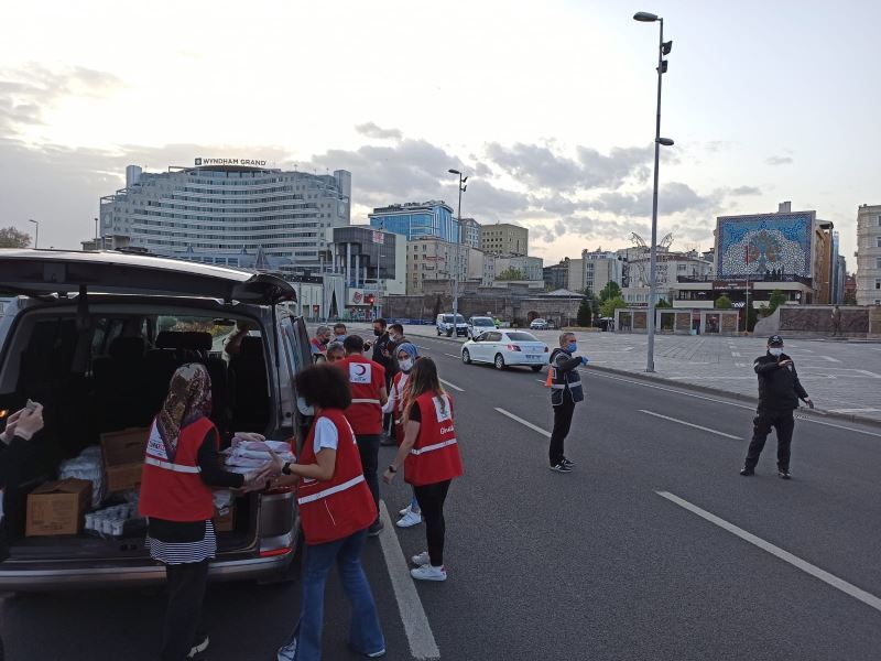 Kızılay’dan uygulamadaki polislere yemek ikramı
