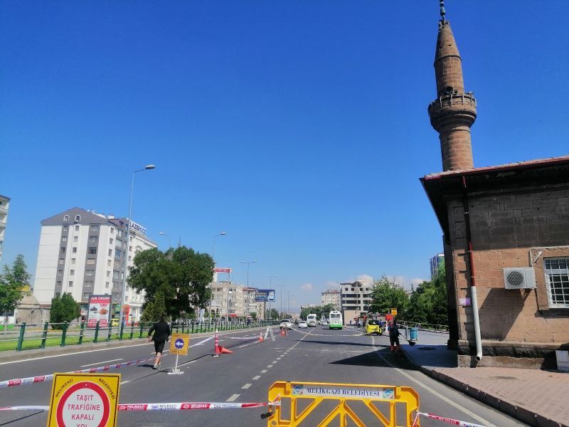 Caminin minaresine yıldırım isabet etti, parçalar yola savruldu
