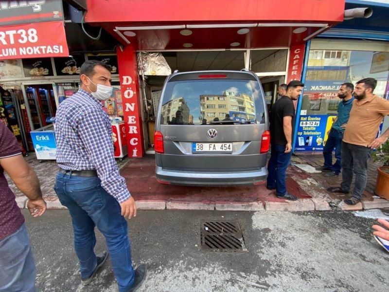 Sürücüsünün kontrolünü kaybettiği otomobil lokantaya böyle girdi
