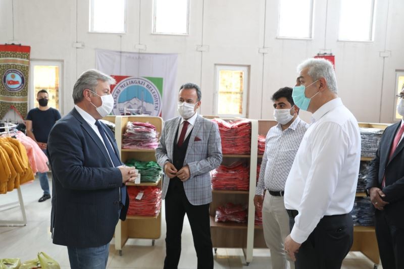 “Melikgazi Kıyafet Evi” ihtiyaç sahiplerini giydirmeye devam ediyor
