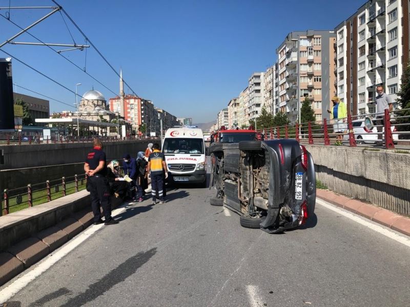 5 araçlık zincirleme kazada kaldırıma çarpan otomobil devrildi
