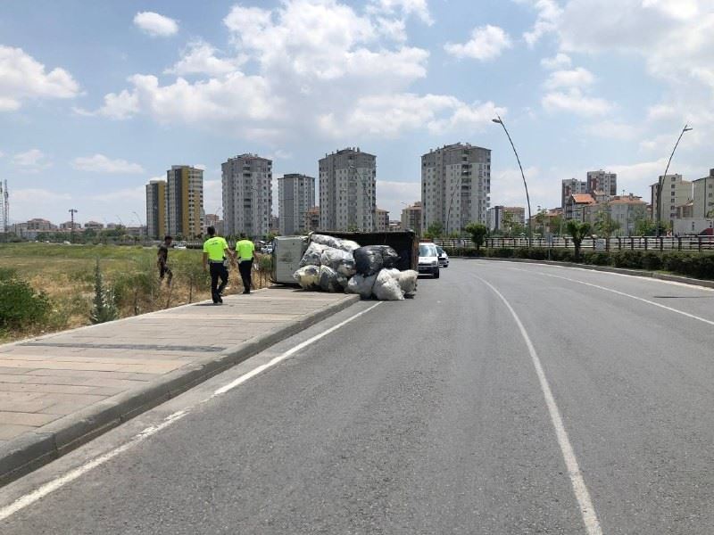 Virajı alamayan elyaf yüklü kamyonet devrildi: 1 yaralı
