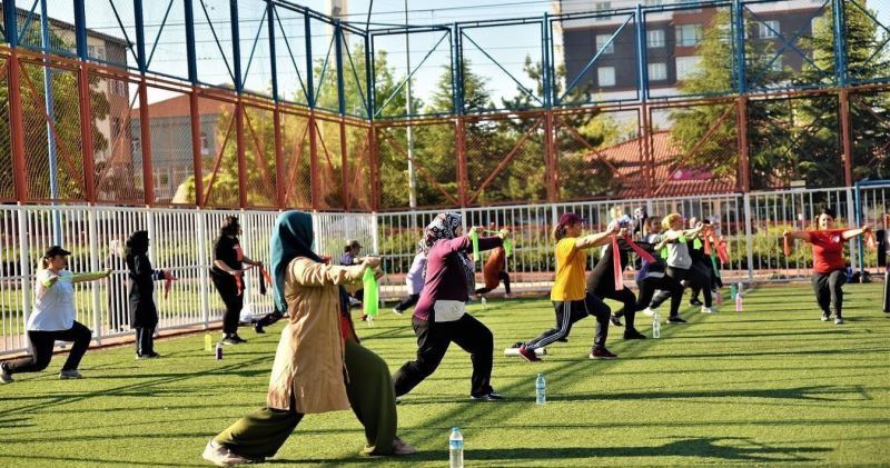 Parklarda spor başladı
