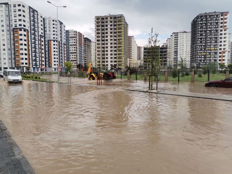 Kayseri’de sağanak yağış etkili oldu, mahsur kalanlar iş makineleriyle kurtarıldı
