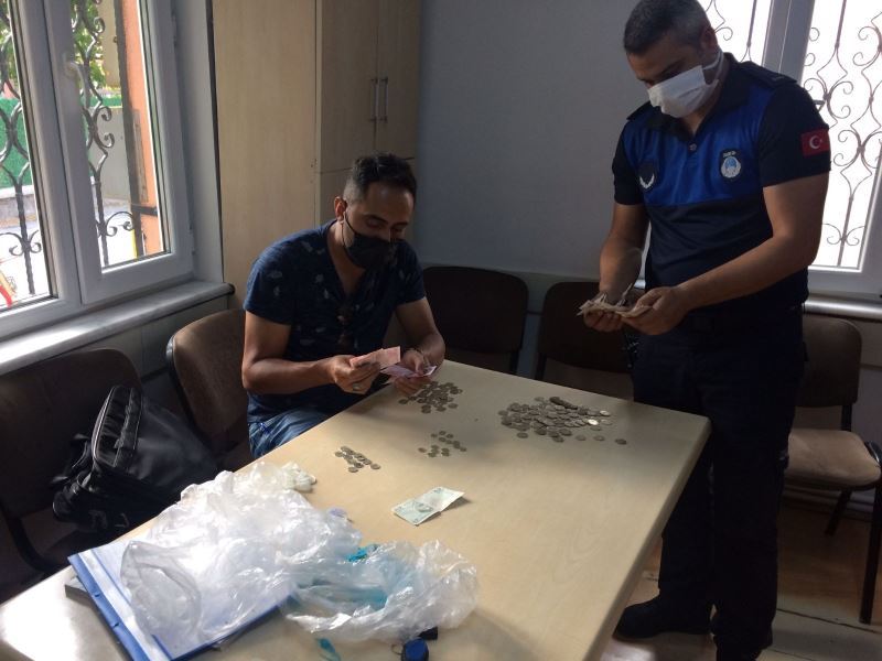 Dilenci parayı çocuk bezine sakladı
