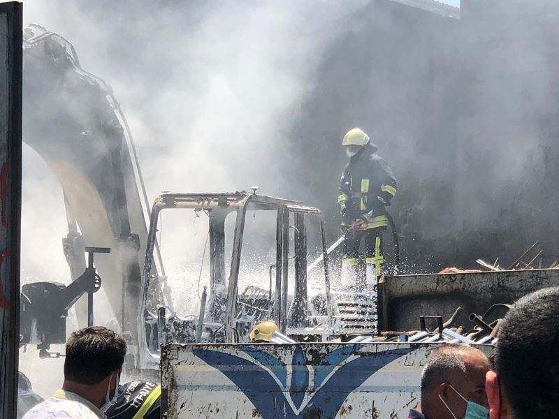 Hurdalıkta çıkan yangında iş makinesi ve kamyonet kül oldu
