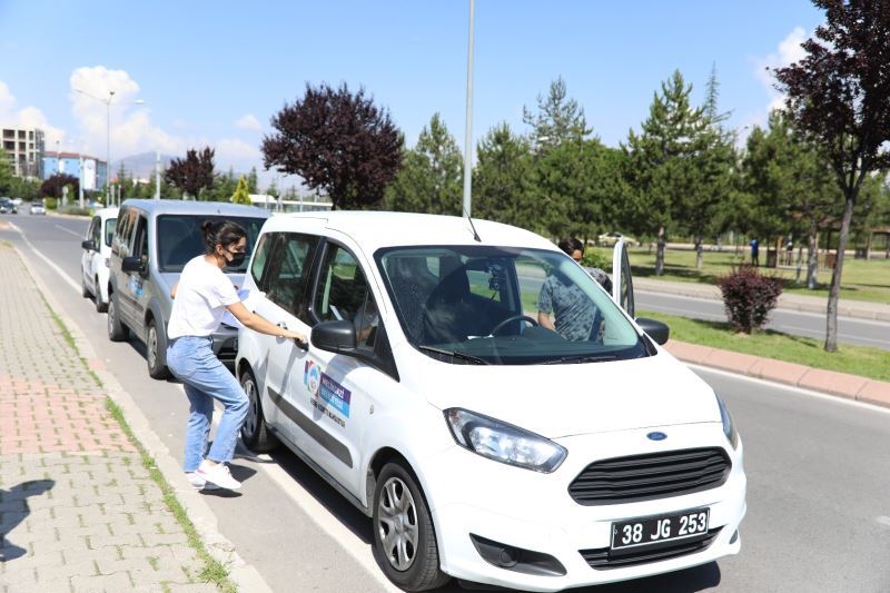 Sınava geç kalan öğrencilerin yardımına Melikgazi koştu
