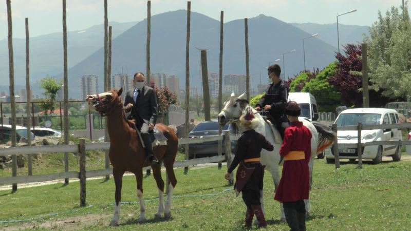 Milli Eğitim Müdürü özel öğrencilerle birlikte at bindi
