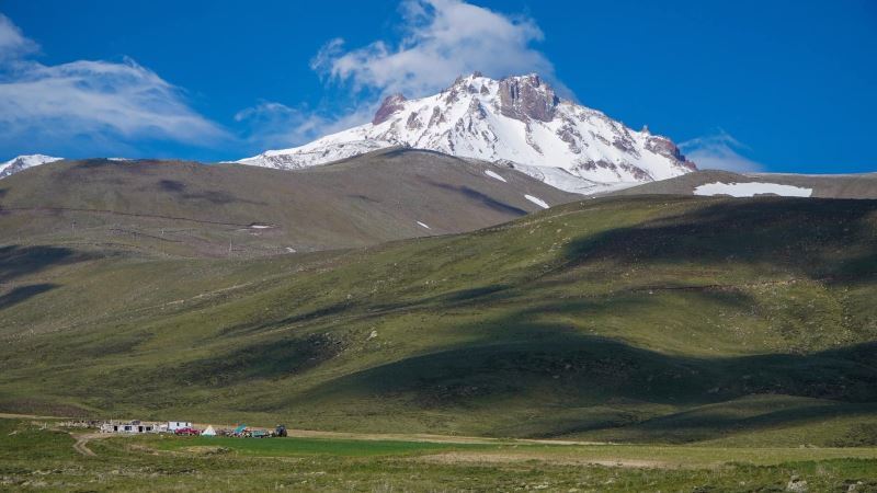 Kar yağışının ardından Erciyes beyaza büründü
