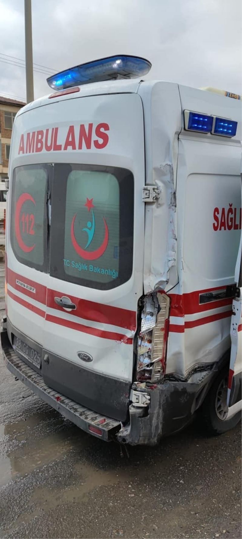 Hasta taşıyan ambulans kaza yaptı
