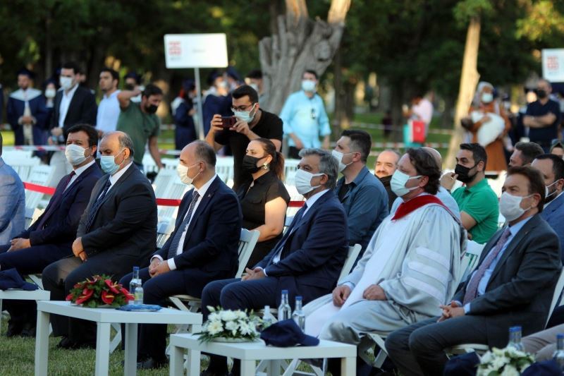 Abdullah Gül Üniversitesi 4. mezunlarını verdi
