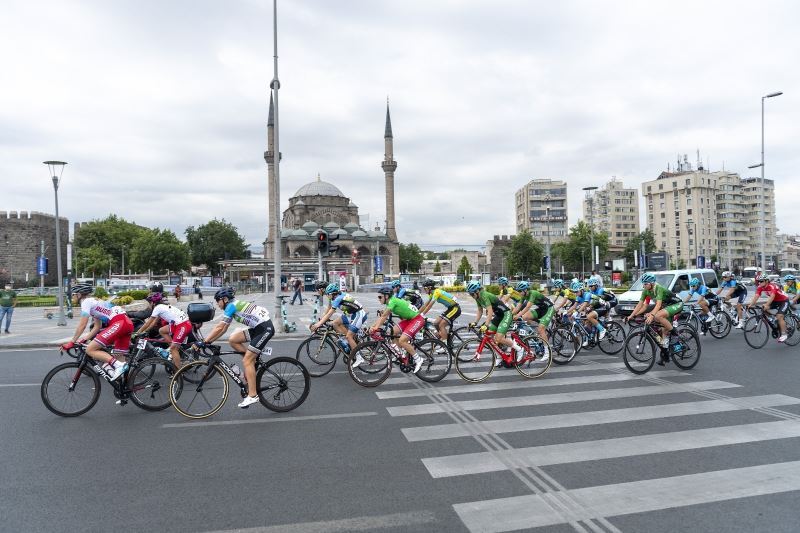 Kadın sporcular 107 kilometre pedal çevirdi
