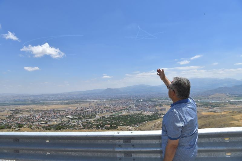 Başkan Büyükkılıç Türk Yıldızları’nı Hıdırellez Tepesi’nde vatandaşlarla izledi
